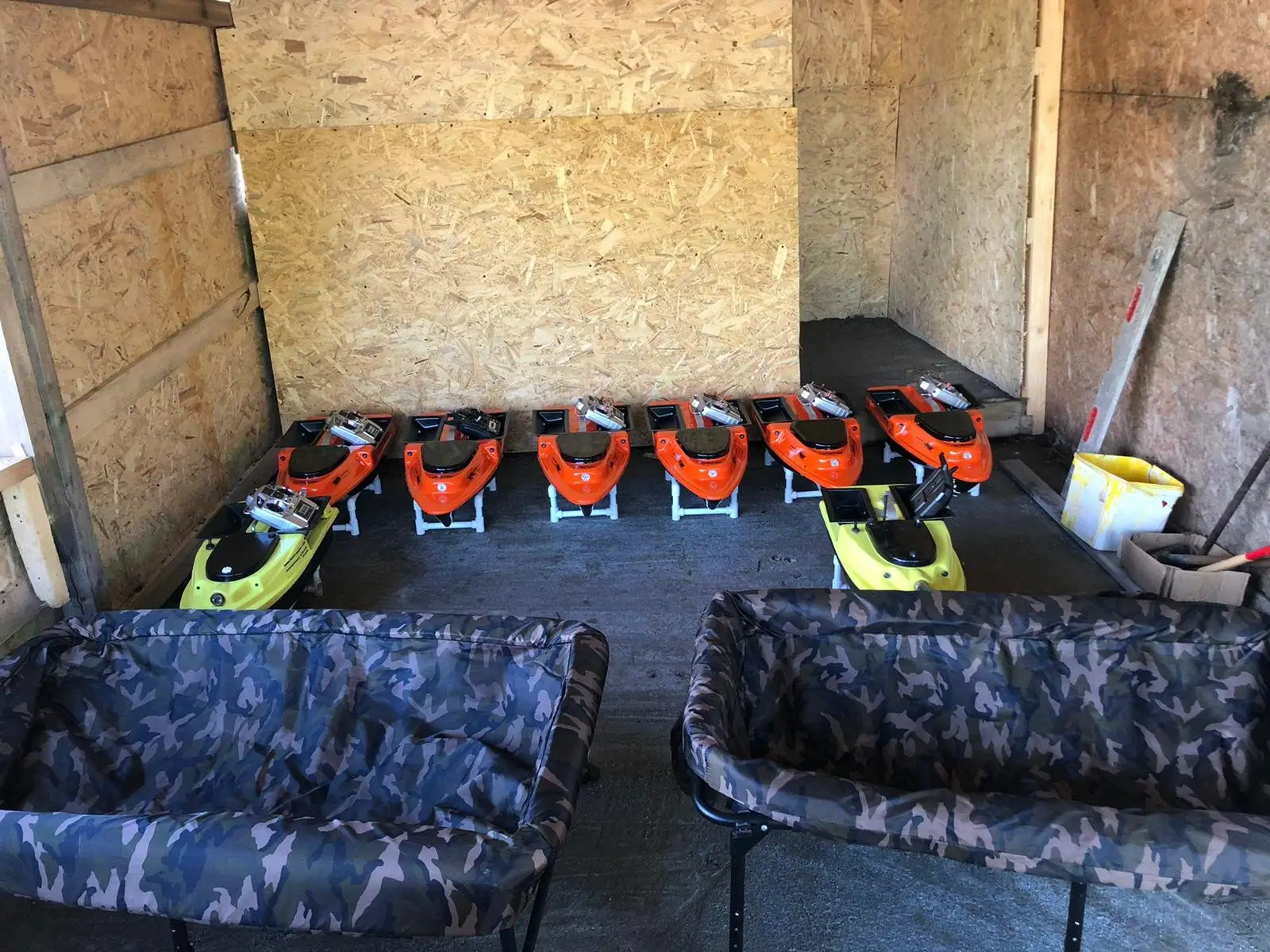 Scaun de pescuit sub copaci la marginea bălții